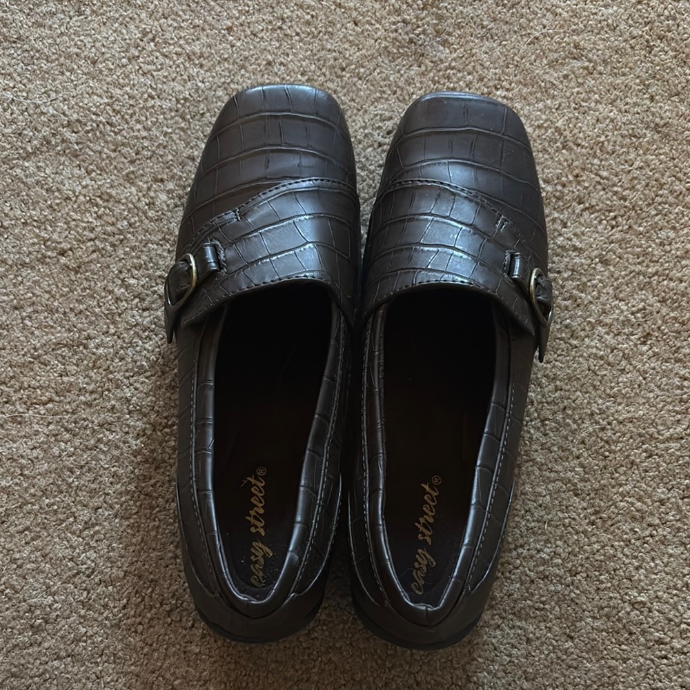 East Street Size 8 1/2 loafers. EUC